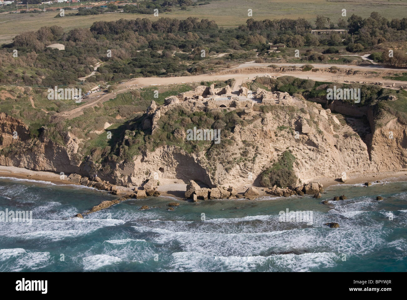 Fotografia aerea delle rovine della fortezza di Apollonia nella moderna città di Herzliya Foto Stock