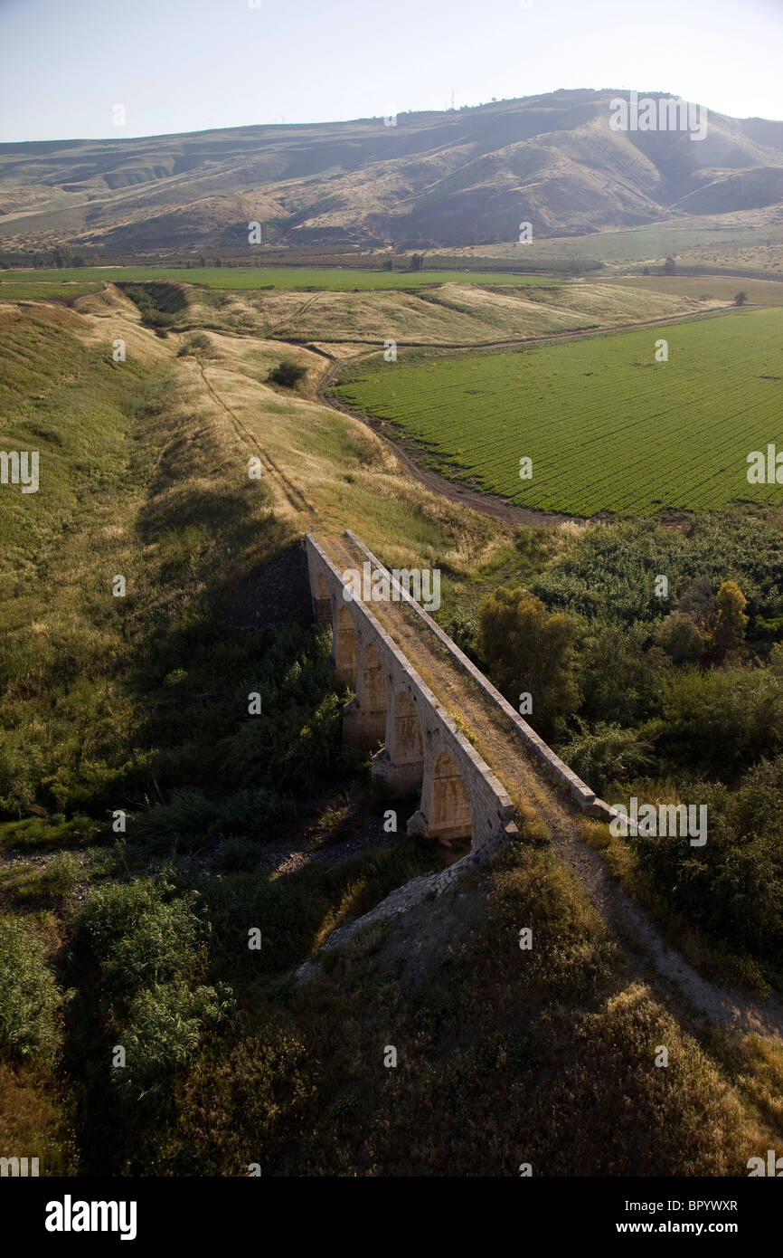 Fotografia aerea del vecchio ponte turco nella valle del Giordano Foto Stock