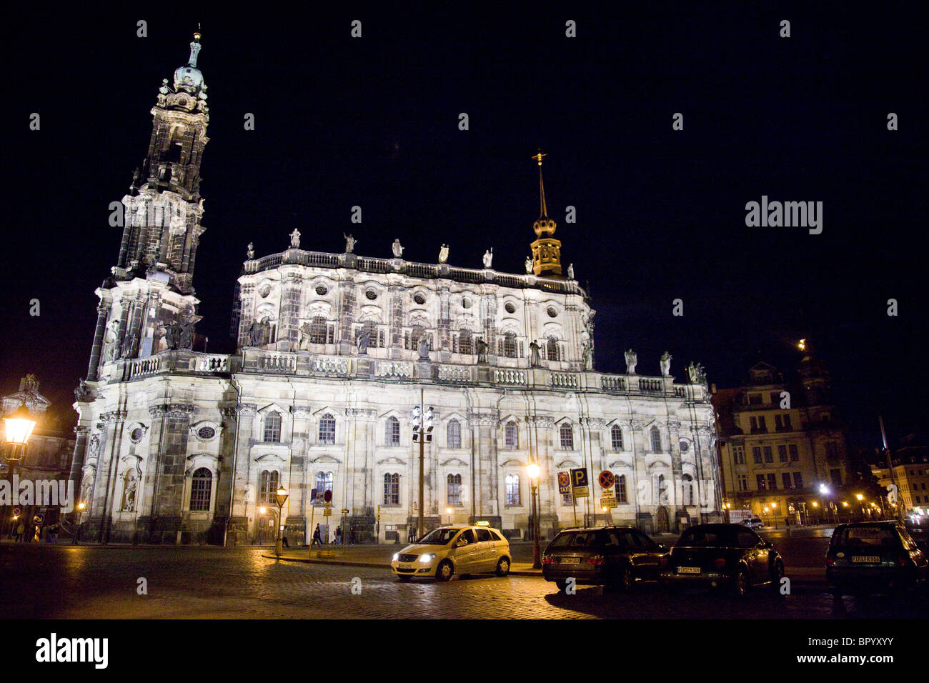 Notte fotografia di una vecchia cattedrale di Dresda Germania Foto Stock
