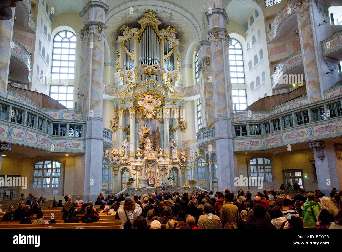 Fotografia di un gigantesco organo in una vecchia cattedrale di Dresda Germania Foto Stock
