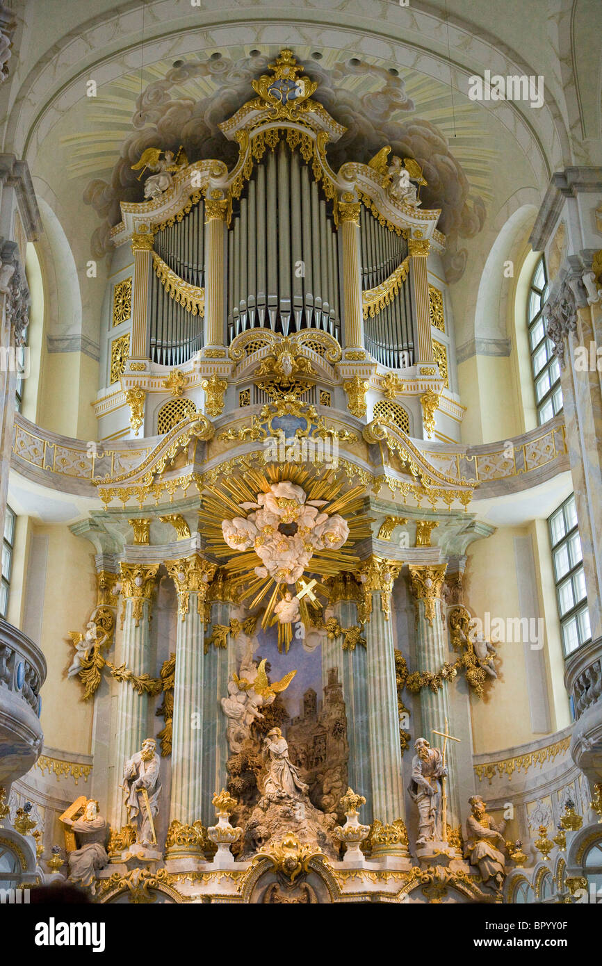 Fotografia di un gigantesco organo in una vecchia cattedrale di Dresda Germania Foto Stock