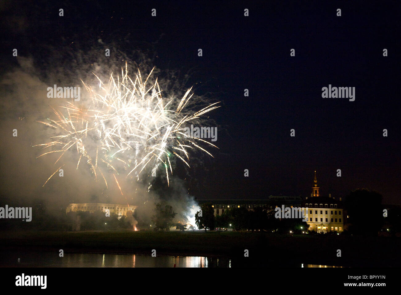 Vista astratta delle opere di fuoco sopra la città di Dresda Germania Foto Stock