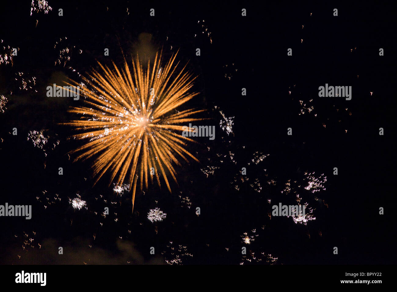 Vista astratta delle opere di fuoco sopra la città di Dresda Germania Foto Stock