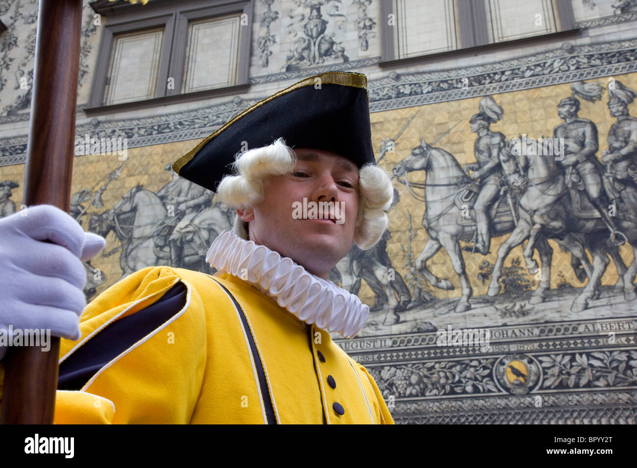 Fotografia di un attore tedesco nelle strade storiche di Dresda Foto Stock