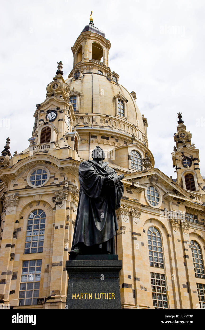 Fotografia della statua di Martin Lutero di fronte alla sua chiesa nella città di Dresda Foto Stock