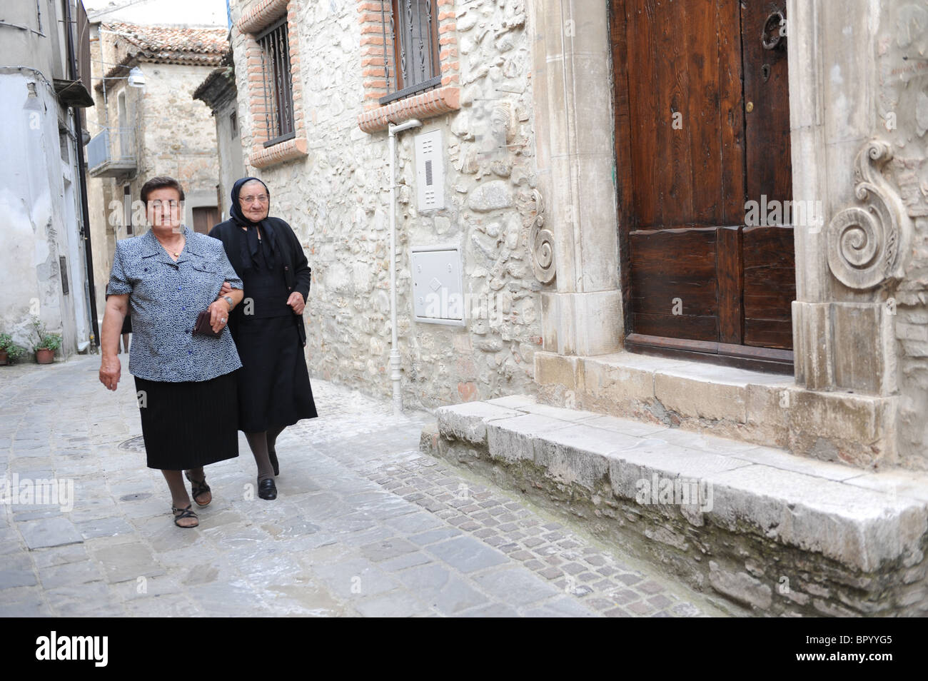 2 old ladies camminando per le strade del sud Italia, Foto Stock