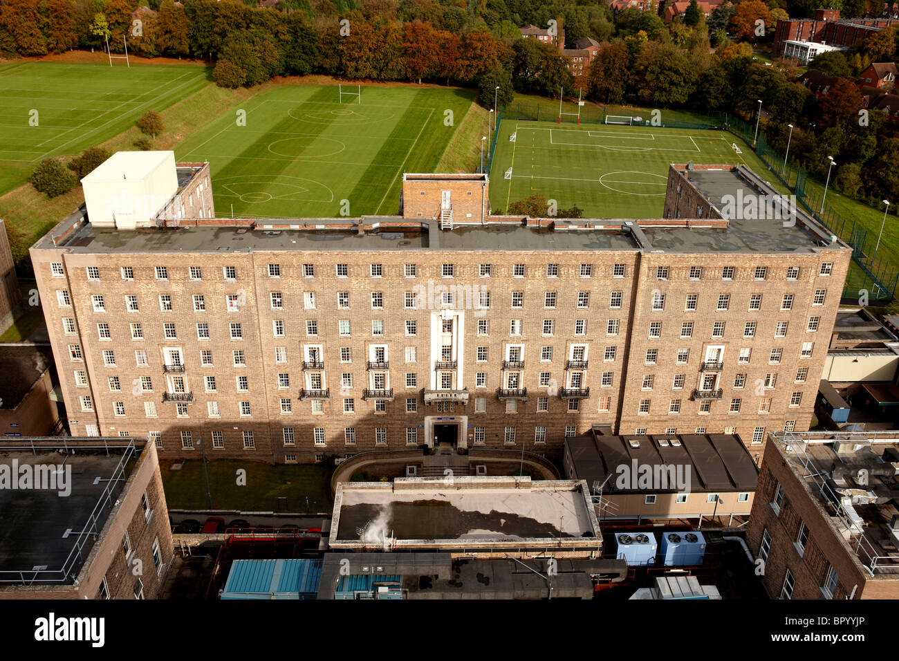 Esterno del Nuffield House, sito del vecchio Queen Elizabeth Hospital di Birmingham. Foto Stock