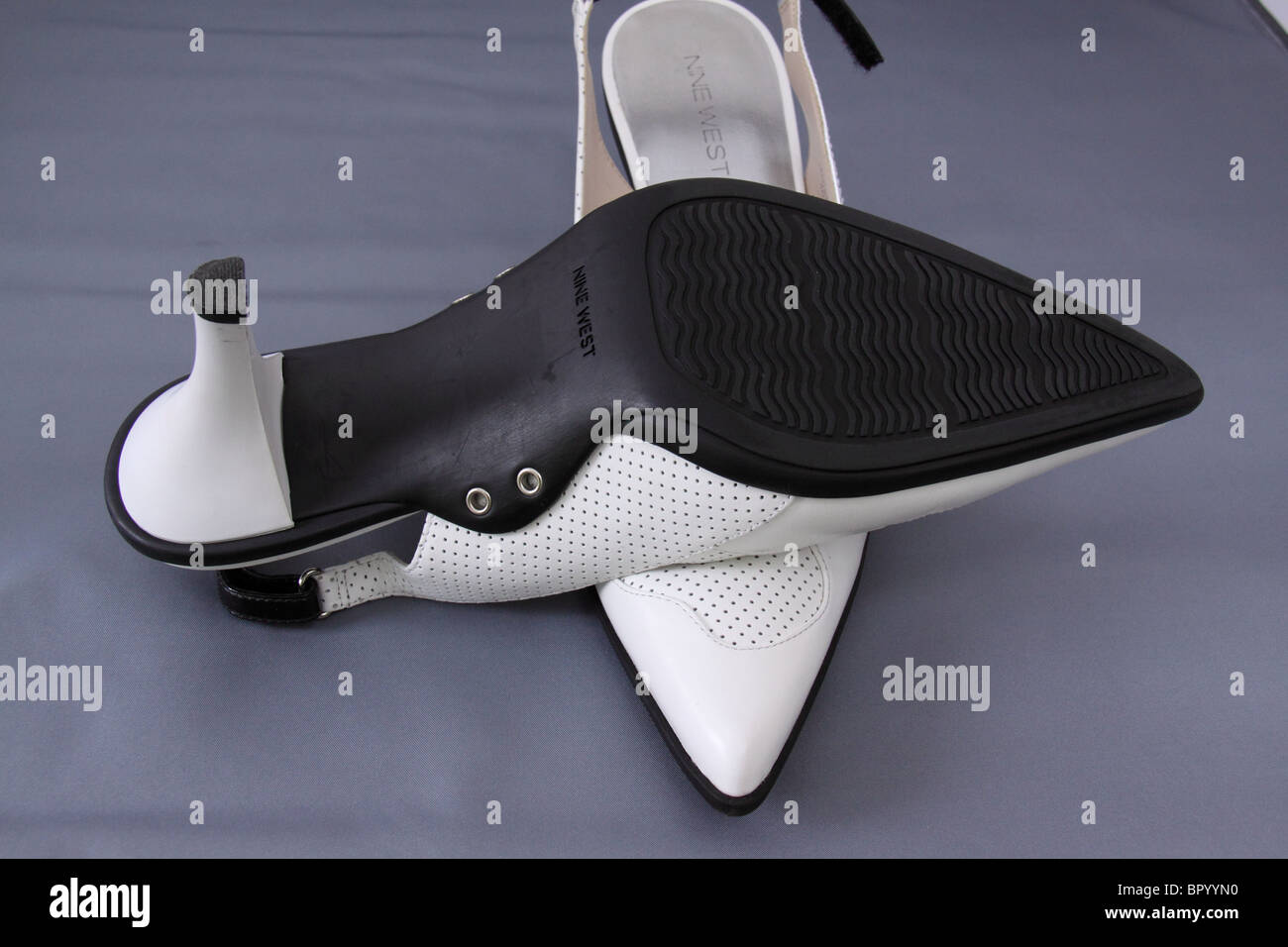 Una coppia di ladies' imbracatura retro bianco pelle scarpe con i tacchi alti con punta appuntita Foto Stock