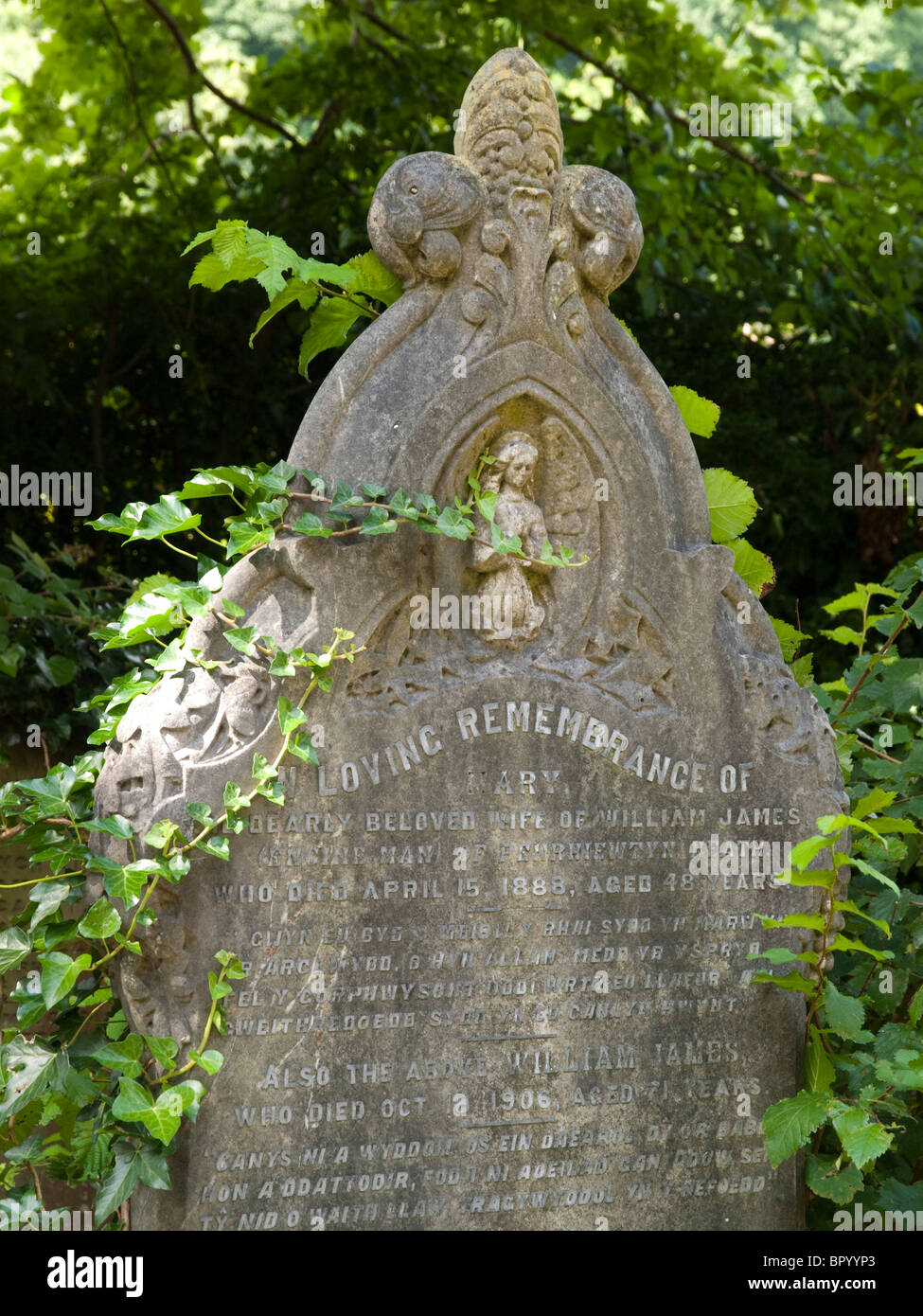 Un ornato di pietre tombali nella chiesa di Cadoxton, Neath Port Talbot nel Galles Foto Stock