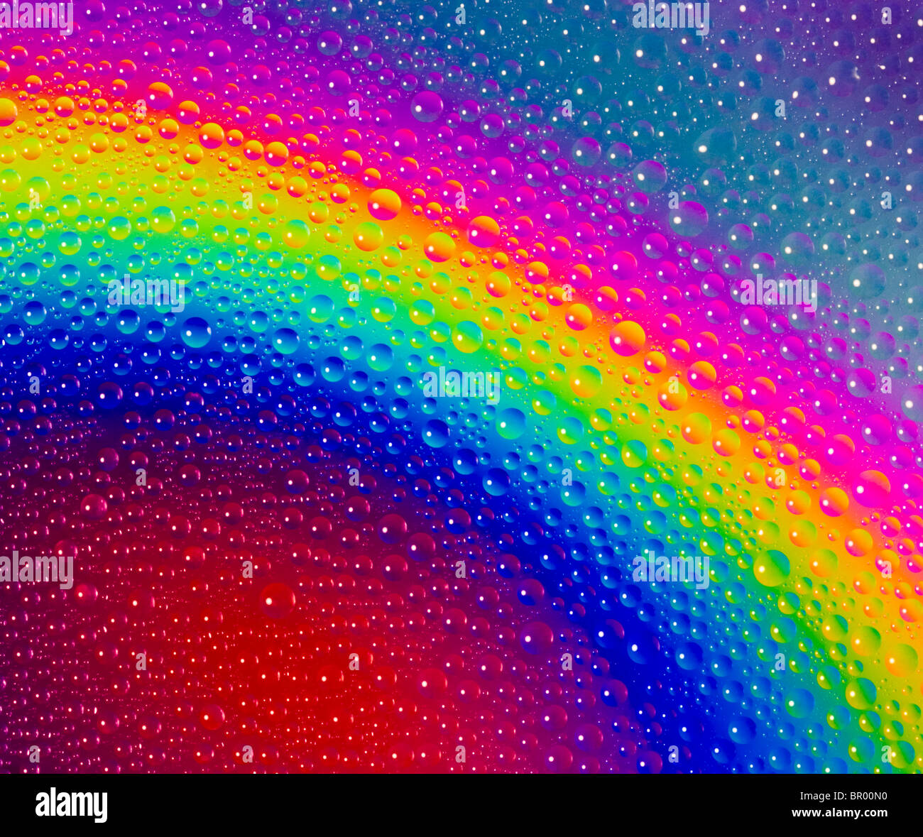 Immagine astratta di gocce di acqua colorata di polarizzazione incrociata. Foto Stock