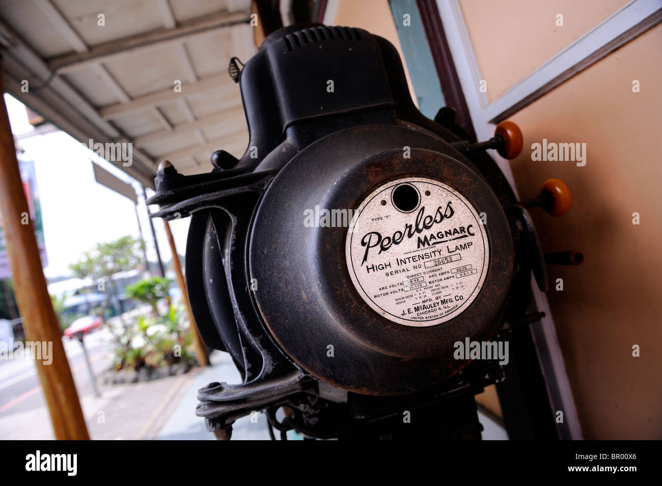 Proiettore video da 1930s, al di fuori del Teatro Aloha in Kainaliu, Kona, Big Island delle Hawaii, Foto Stock