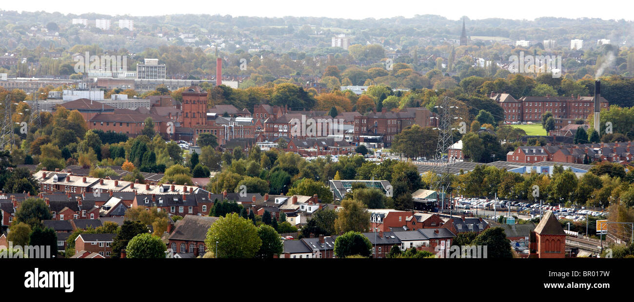 Il vecchio Selly Oak Hospital di Birmingham circondato da alloggiamento e alberi in Selly Oak, Birmingham Foto Stock