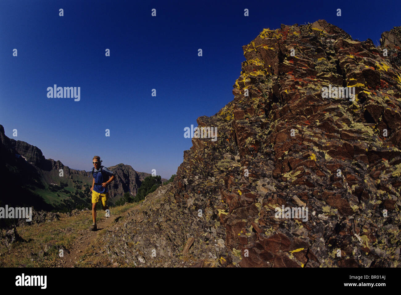 Un uomo sentiero si snoda tra le montagne. Foto Stock