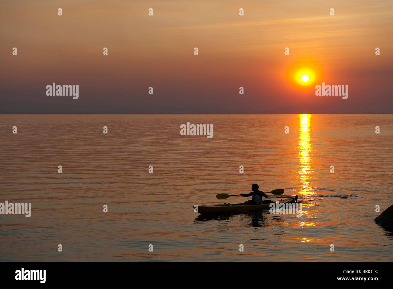 Kayak a Mumbo island al tramonto, il Parco Nazionale del Lago Malawi Malawi Foto Stock