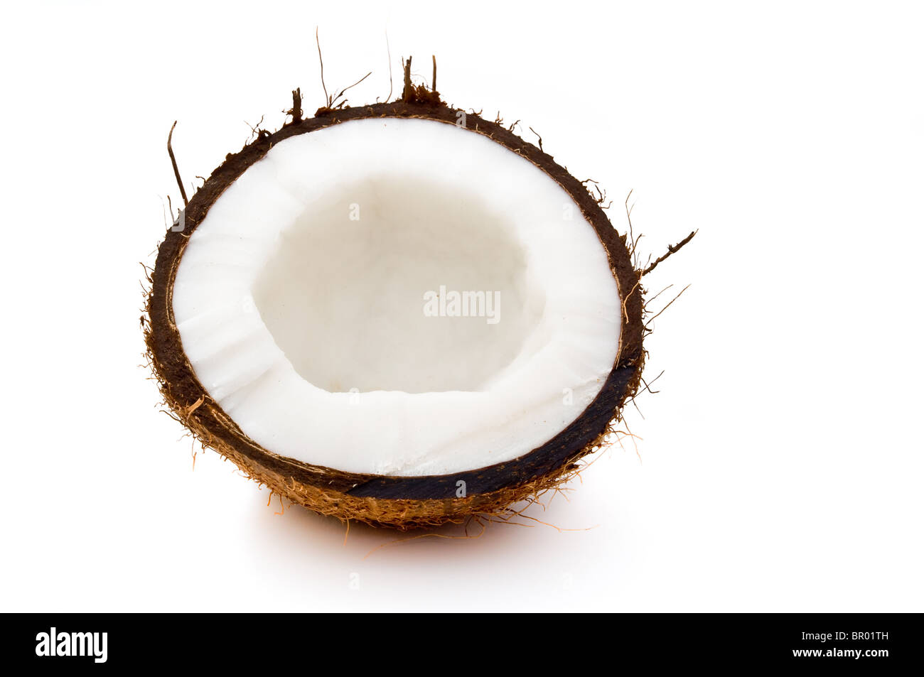 Dimezzato il cocco interno isolato su sfondo bianco Foto Stock