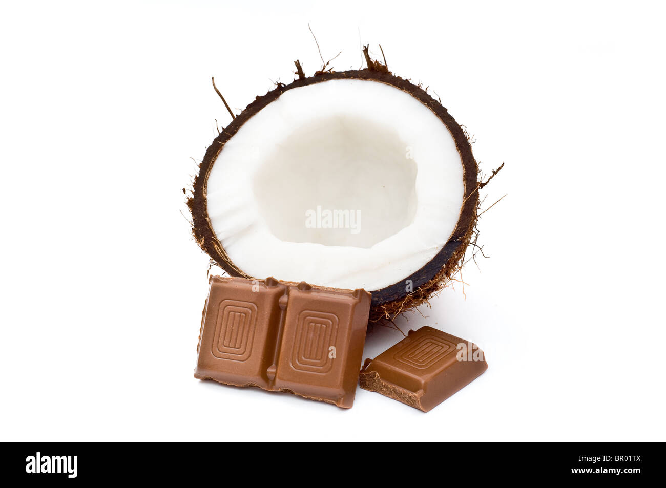 Dimezzato il cocco con blocchi di cioccolato isolato su bianco Foto Stock