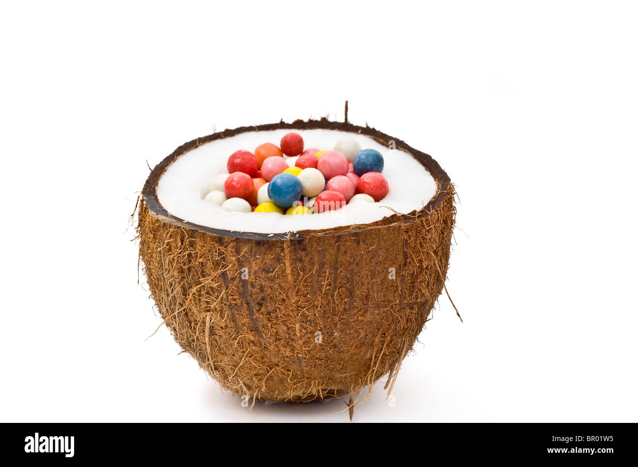 Dimezzato con noce di cocco colorato assortimento sfere isolato su bianco Foto Stock