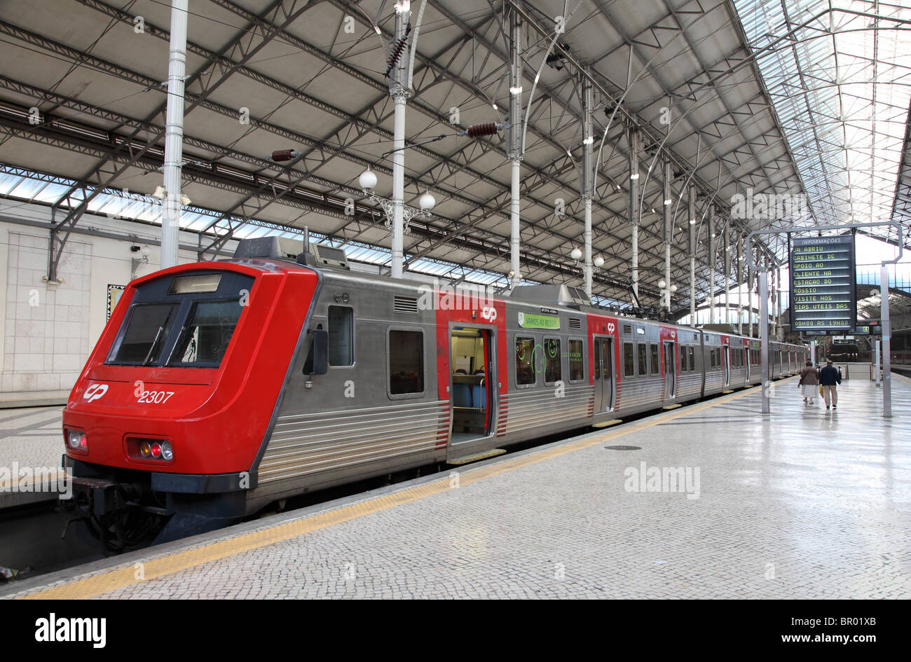 In treno Dalla Gare do Oriente stazione, Lisbona Portogallo Foto Stock