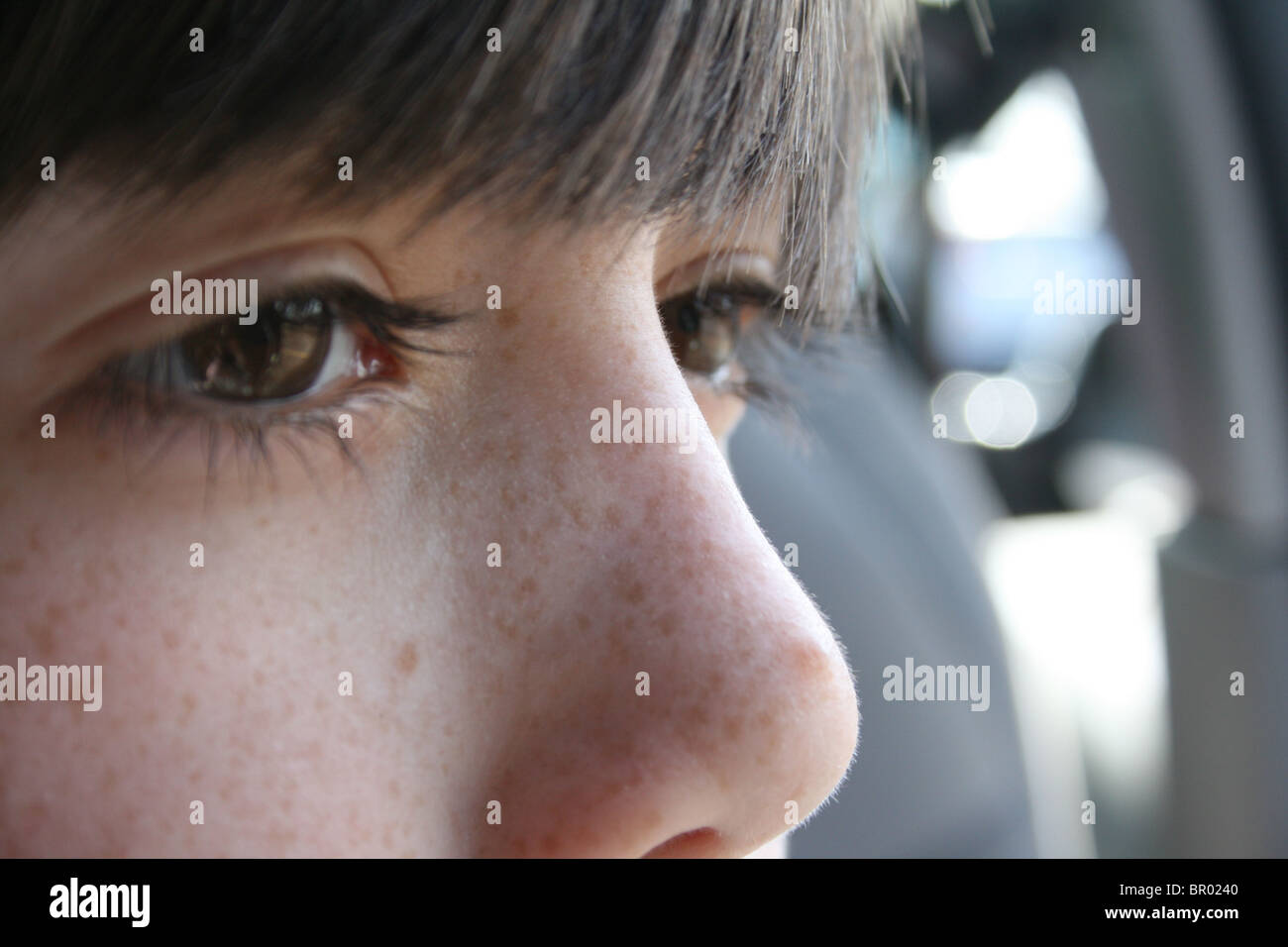 Close-up di un ragazzo in faccia; gli occhi di un bambino tenere il mondo intero in loro. Foto Stock