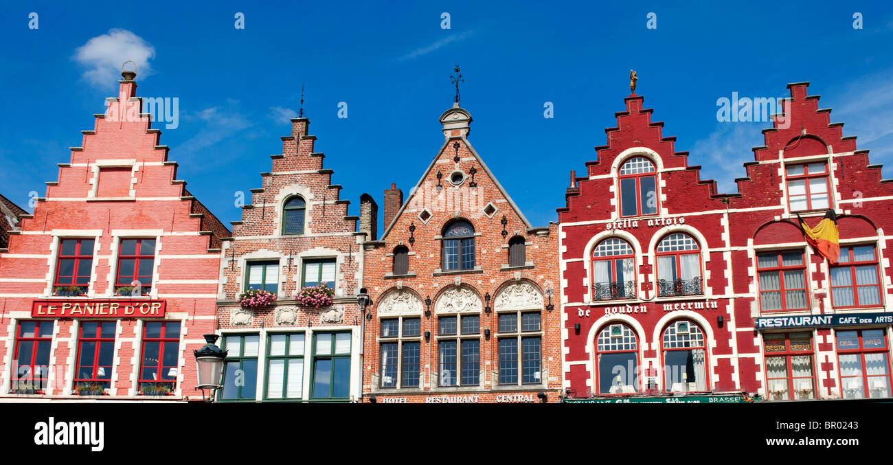Fila di ornati edifici storici nella piazza del mercato di Bruges in Belgio Foto Stock