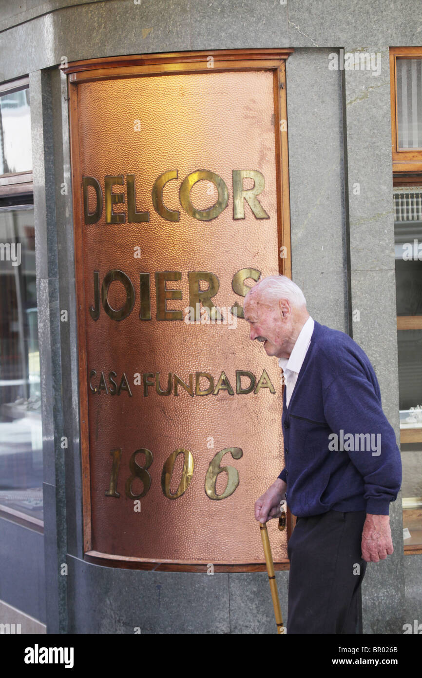 Il vecchio uomo anziano bastone street dettaglio nella città di confine di Puigcerdà Catalogna Spagna Foto Stock