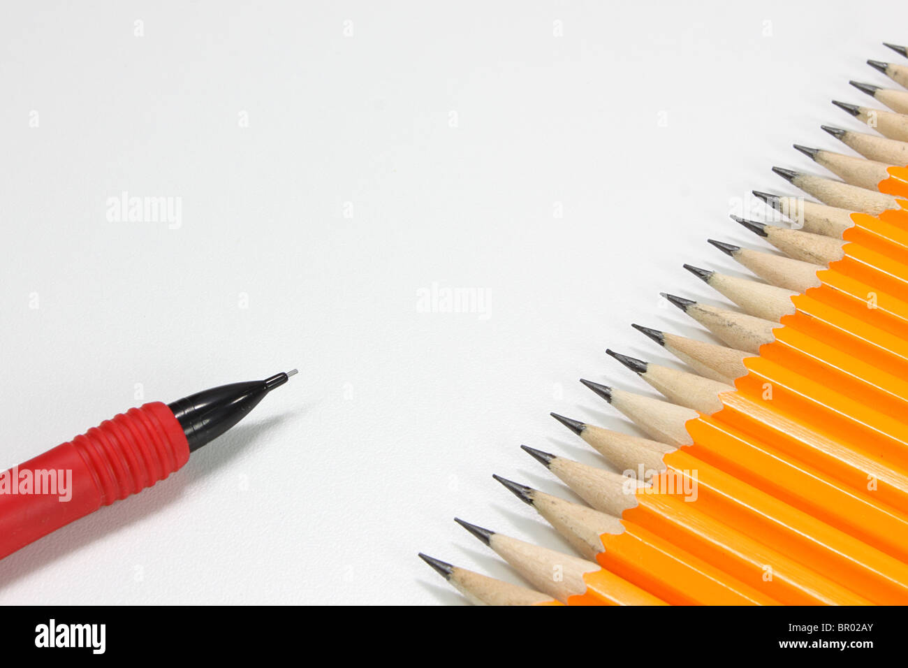 Sharp matite in una riga accanto ad una matita meccanica Foto stock - Alamy