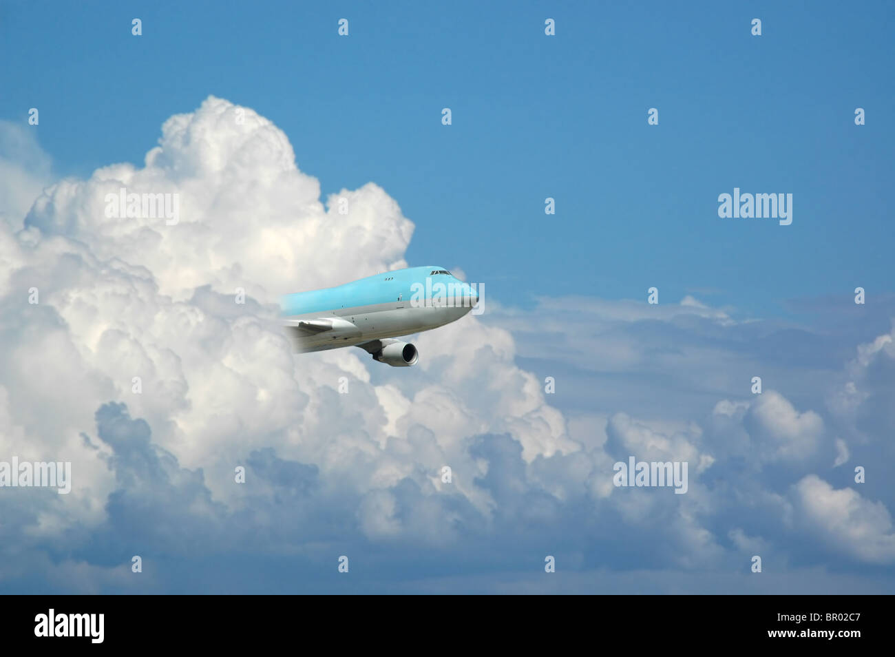 I jumbo jet aereo è volare fuori di una nube di tuono. Foto Stock