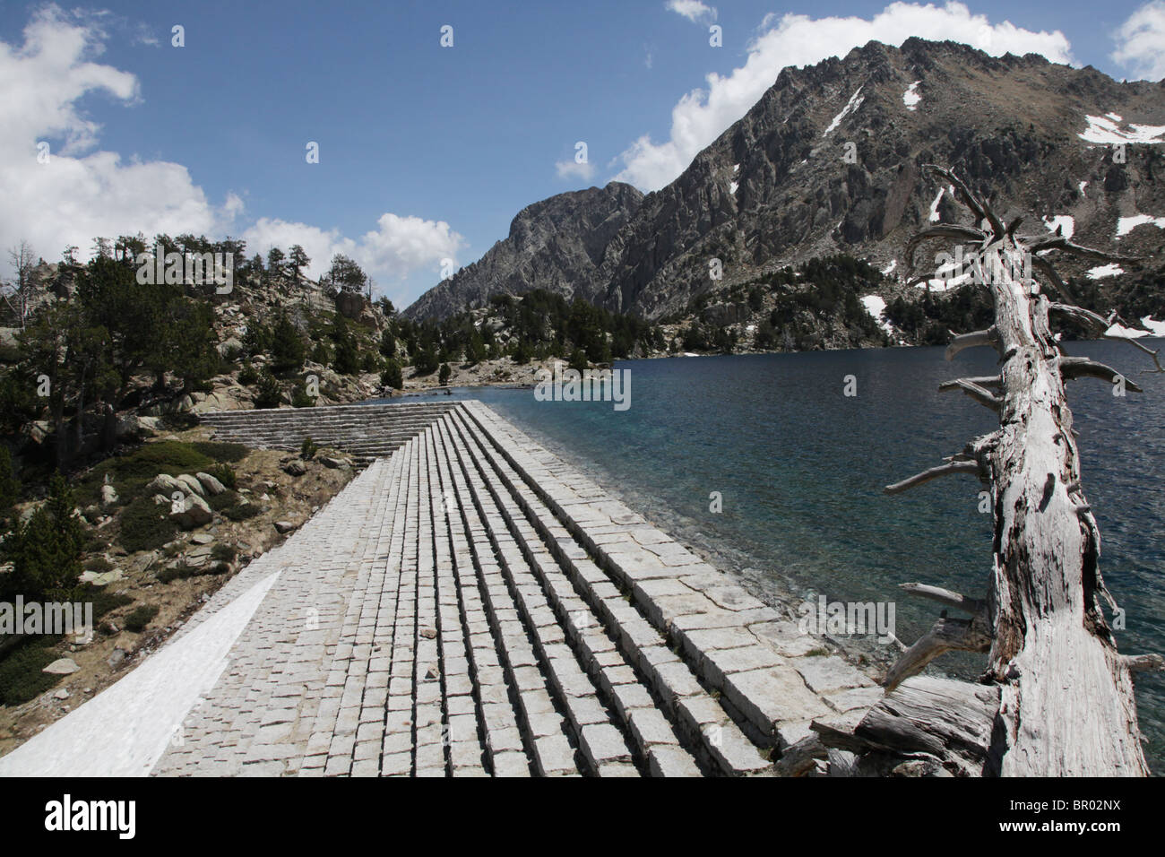 Classic cirque diga alpina a Estany Negra de Peguera 2330m vicino Refugi JM Blanc in Sant Maurici Parco Nazionale Pirenei Spagna Foto Stock