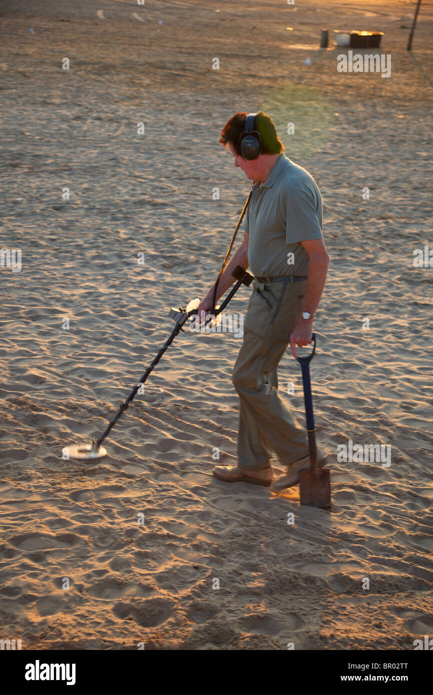 Rilevamento di metallo sulla spiaggia di Weston Super Mare, Inghilterra Foto Stock