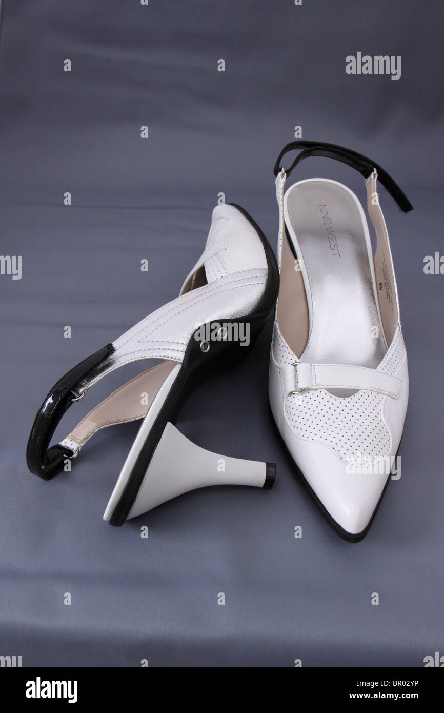 Una coppia di ladies' imbracatura retro bianco pelle scarpe con i tacchi alti con punta appuntita Foto Stock