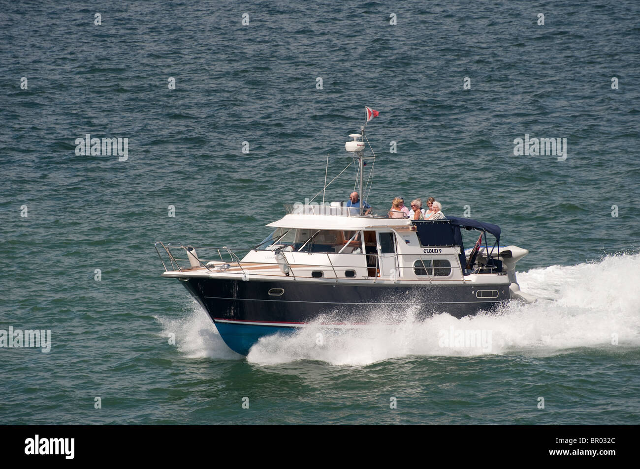 Nimbus Commander offshore powerboat accelerando attraverso l'acqua. Foto Stock