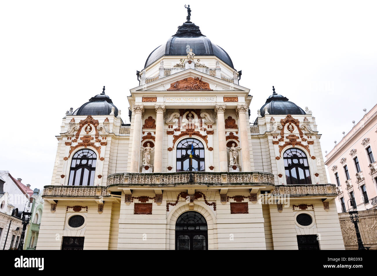 Teatro di Pecs, Ungheria, con cielo bianco Foto Stock