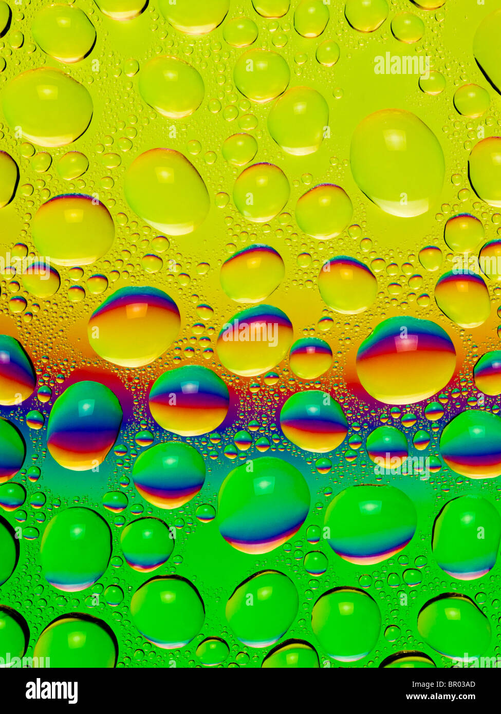 Immagine astratta di gocce di acqua colorata di polarizzazione incrociata. Foto Stock