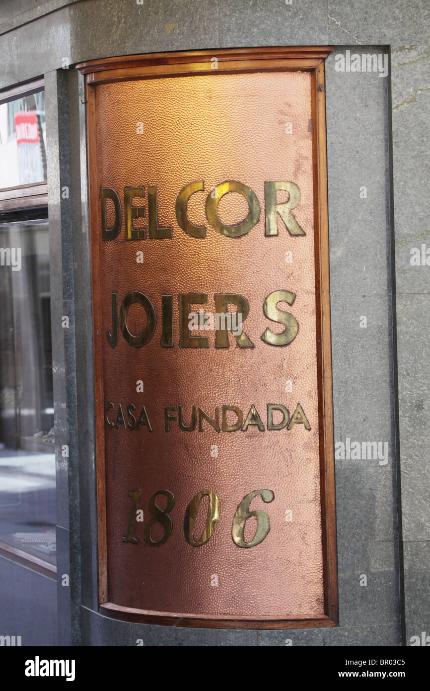 Grande segno di ottone street dettaglio nella città di confine di Puigcerdà Catalogna Spagna Foto Stock