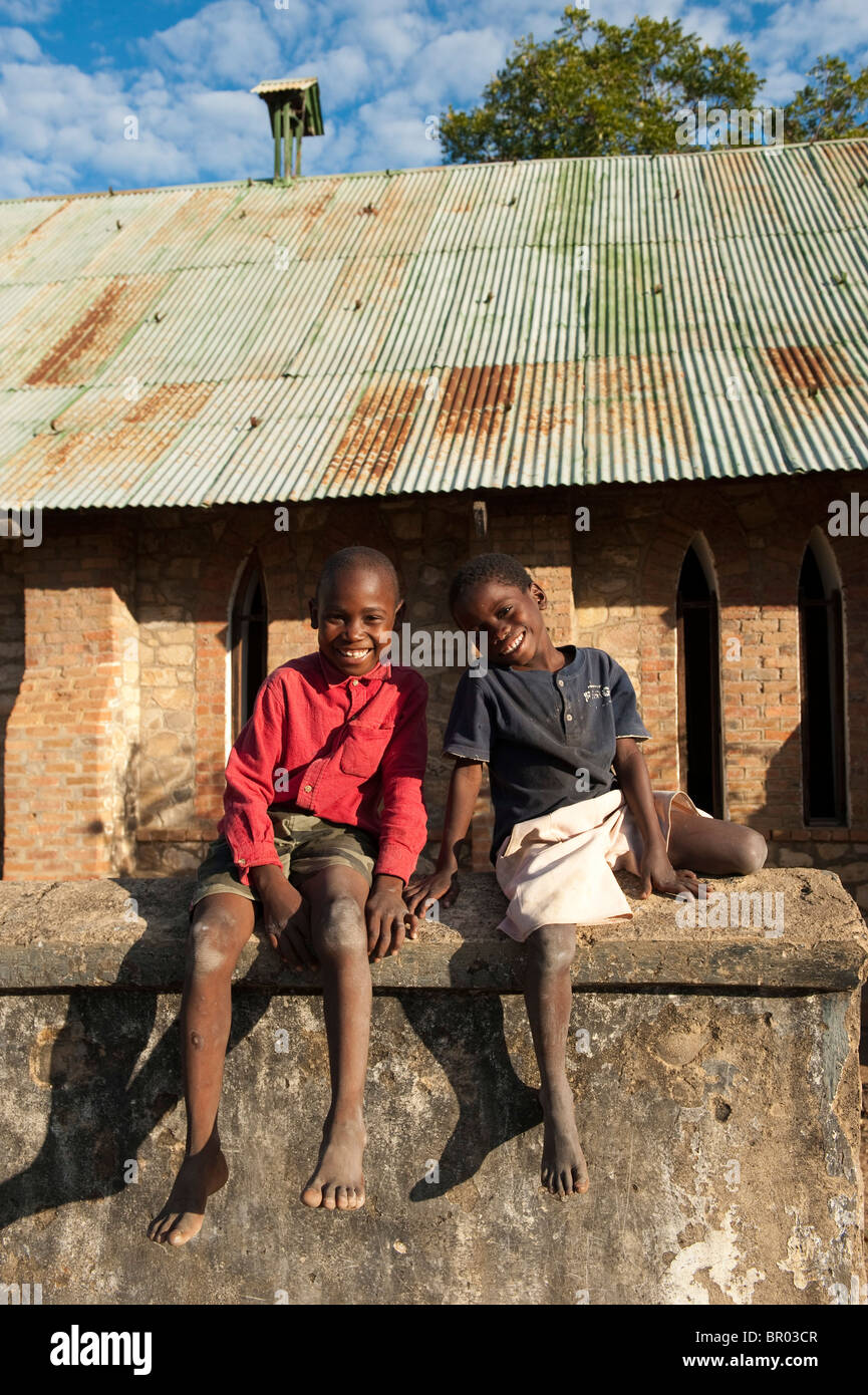 I bambini presso la pietra chiesa della missione presso il sito del XIX secolo mercato di schiavi, Nkhotakota, Malawi Foto Stock