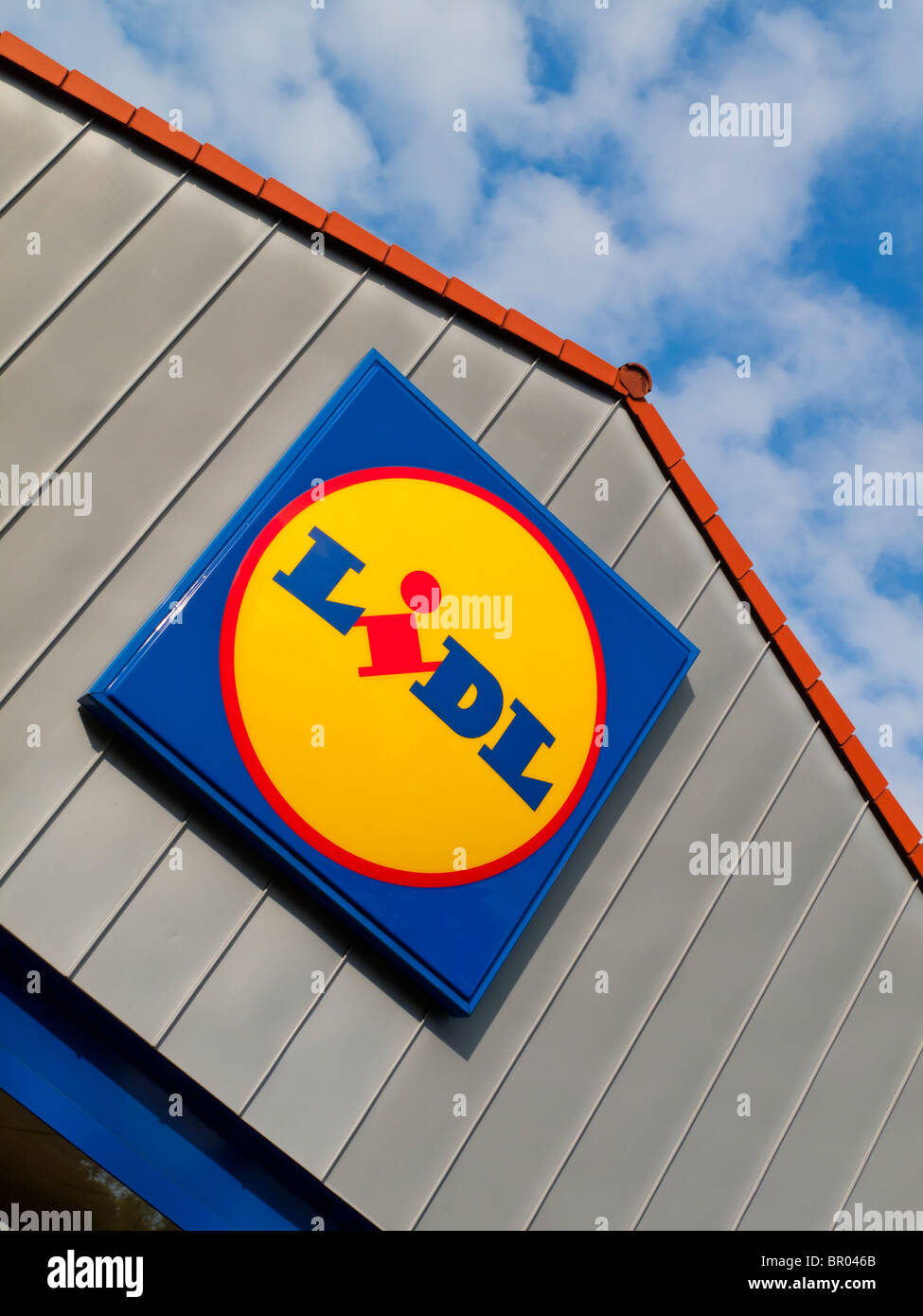 Vista ravvicinata di Lidl supermercato discount logo sul al di fuori di un negozio Foto Stock