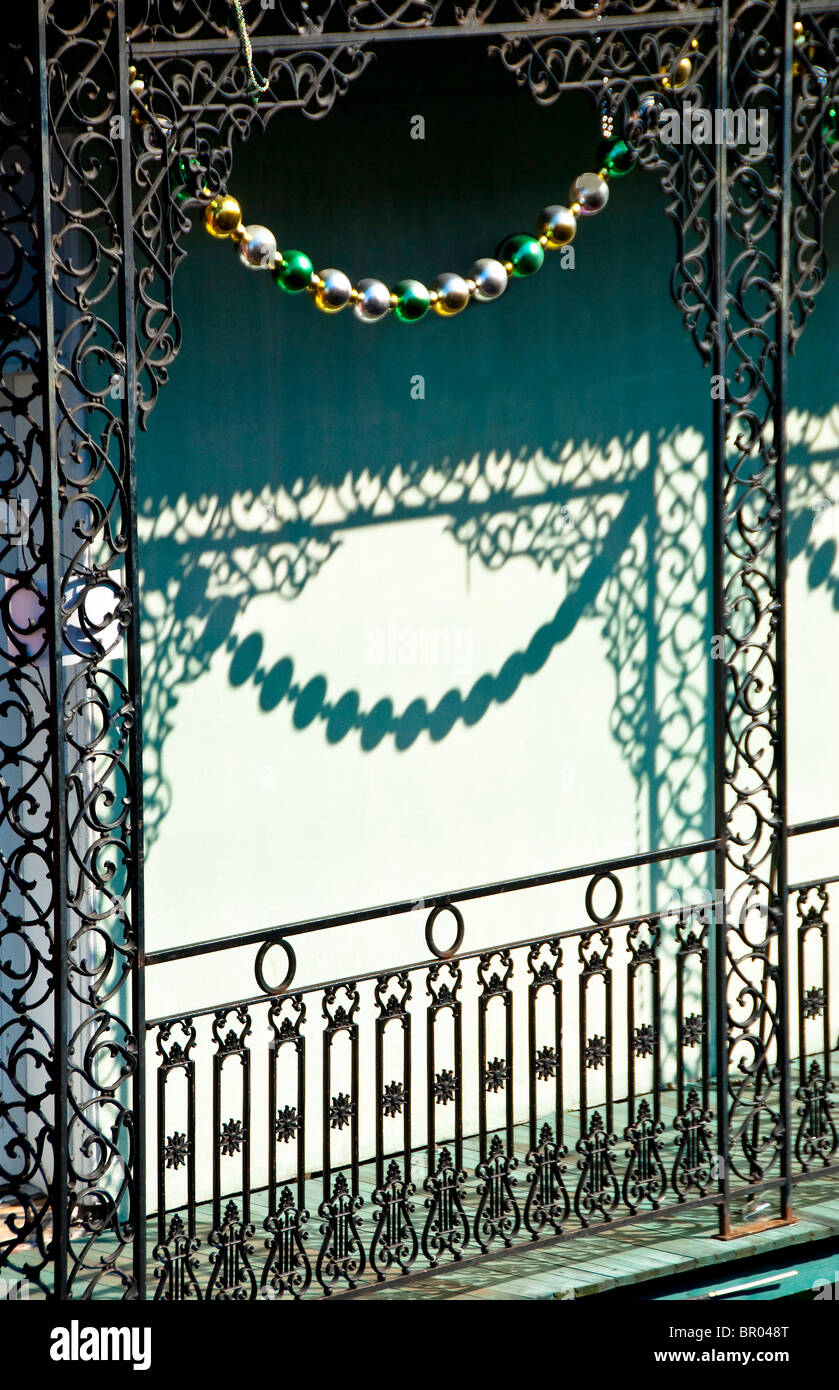Balcone ornato l'intelaiatura nel Quartiere Francese di New Orleans, in Louisiana, Stati Uniti d'America Foto Stock