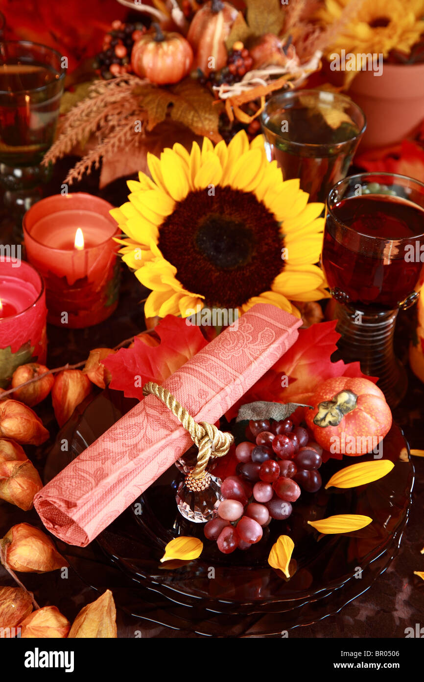 Impostazione tabella con autunno decorazione per il giorno del Ringraziamento Foto Stock