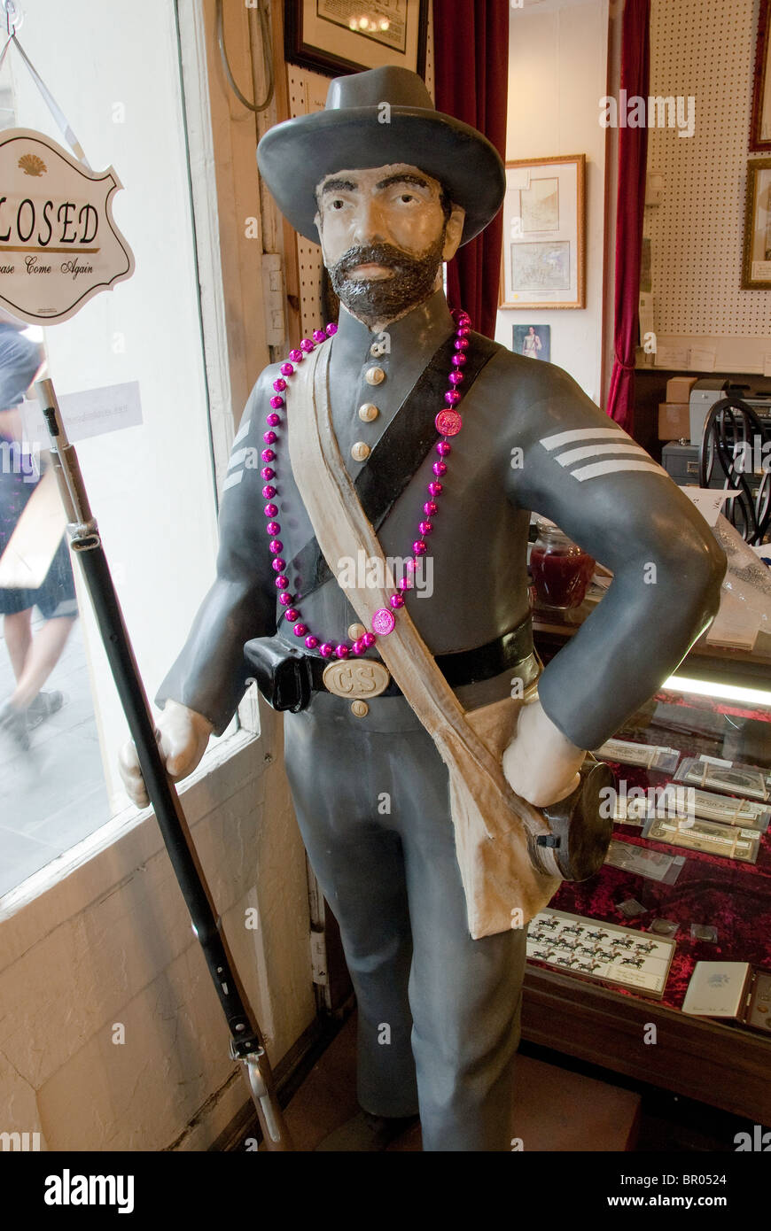 Vita-dimensioni figura di soldato in "la spada e la penna', Le Petit Soldier Shop nel Quartiere Francese di New Orleans, in Louisiana, Stati Uniti d'America Foto Stock
