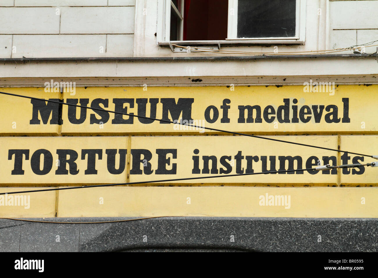 Segno bordo del Museo degli Strumenti di Tortura Medievale, Praga, Repubblica Ceca Agosto 2010 Foto Stock