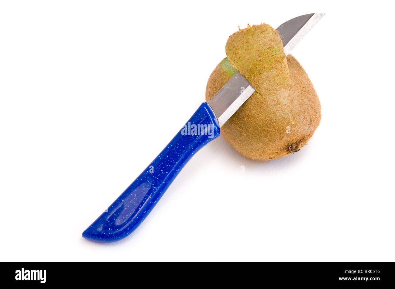 Kiwi con coltello seghettato Foto Stock