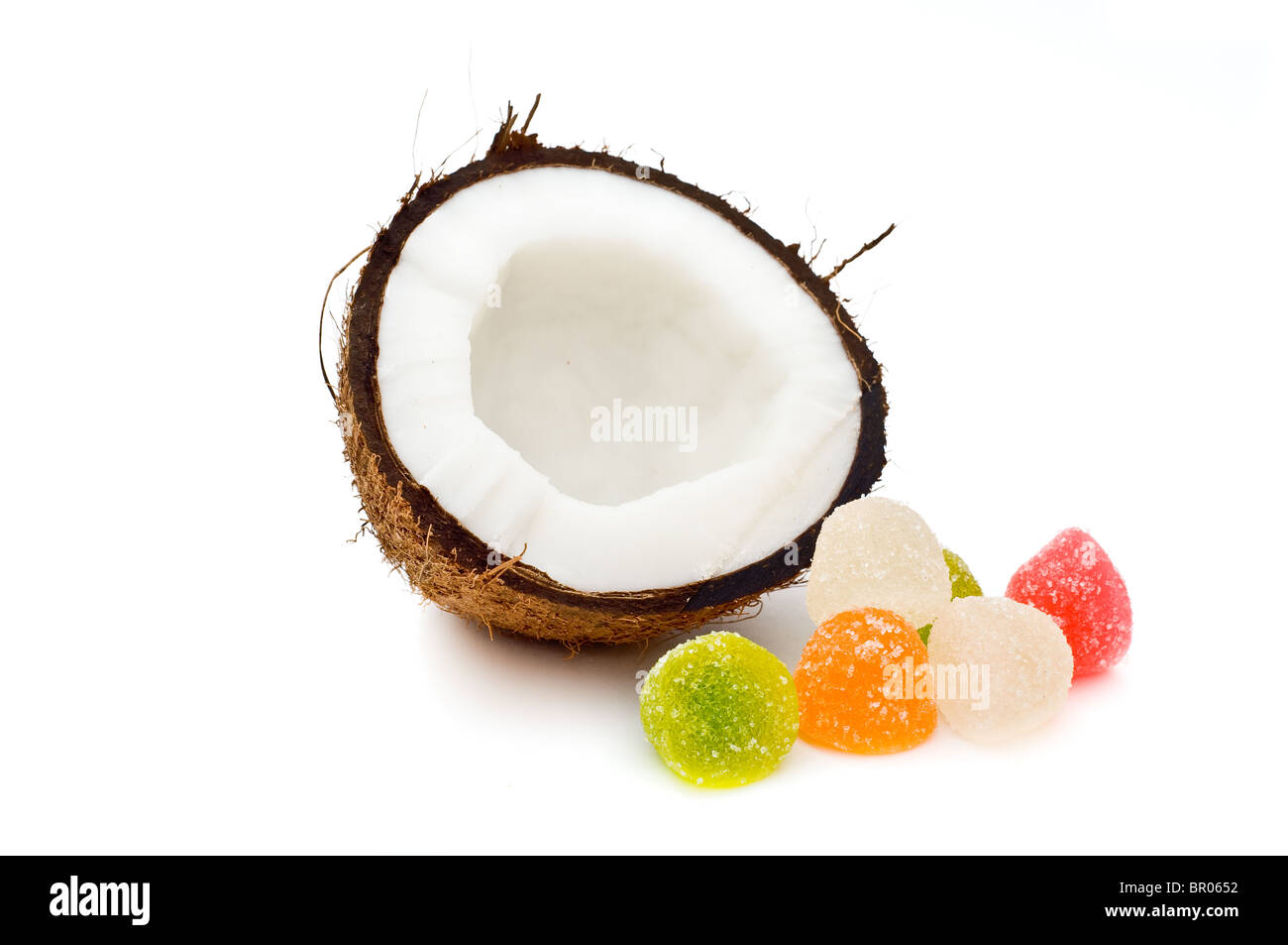 Dimezzato noce di cocco con jelly caramelle isolato su bianco Foto Stock