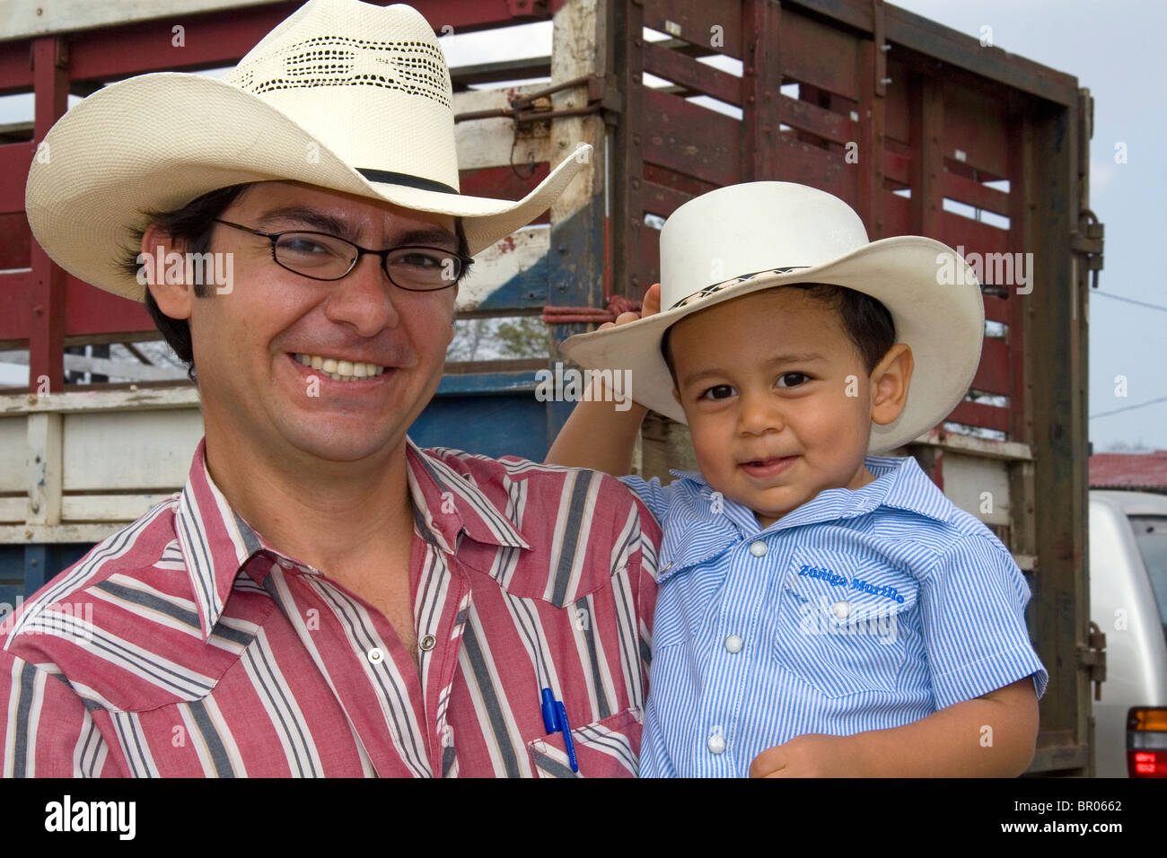 Costa Rican rancher e suo figlio in Liberia, Costa Rica. Signor Foto Stock