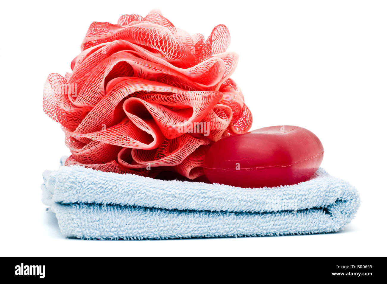 Bagno di rose e barra di sapone sulla parte superiore del tovagliolo blu Foto Stock