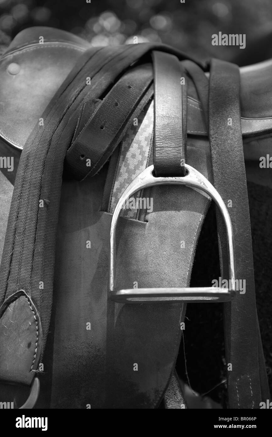 Una immagine in bianco e nero di una sella di cavallo e staffa. Foto Stock