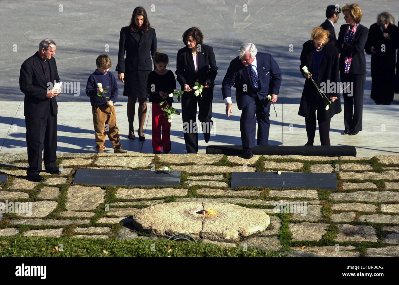 Membri della famiglia Kennedy visita John Kennedy è luogo di sepoltura presso il Cimitero Nazionale di Arlington. Foto Stock