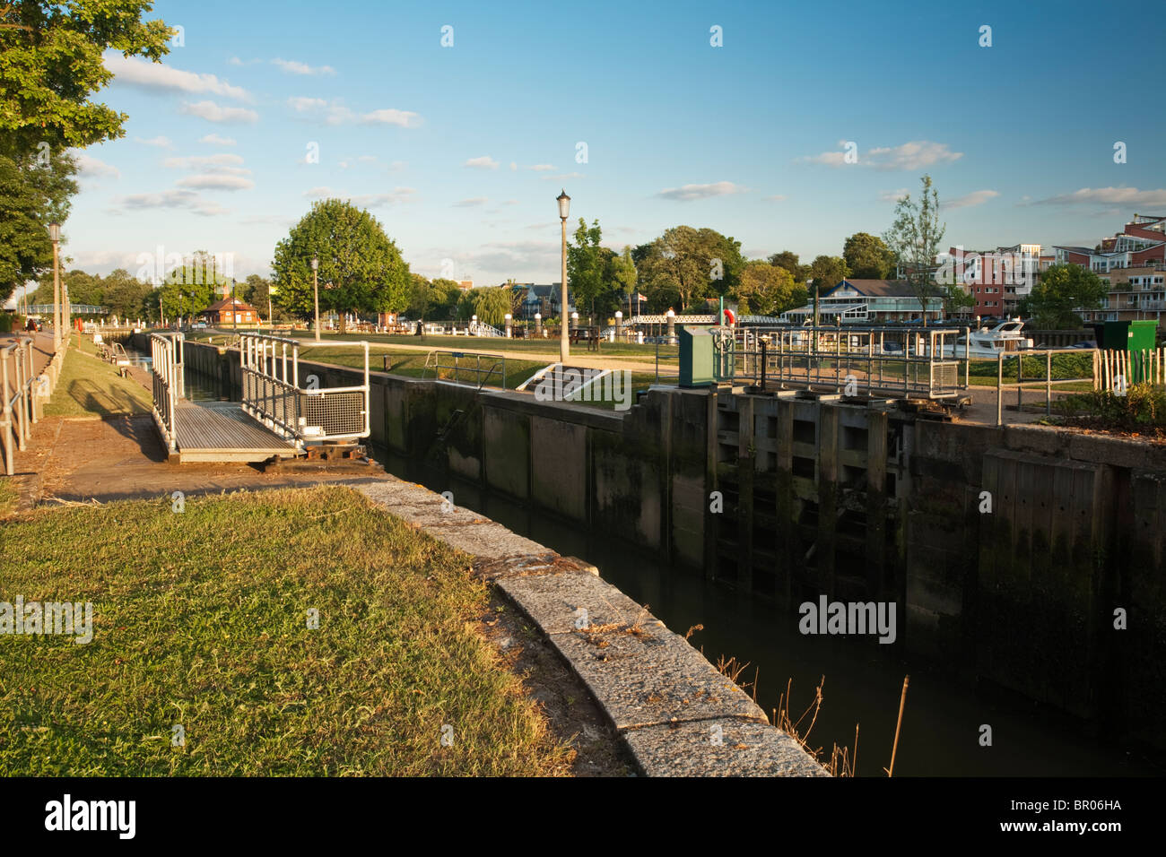 Teddington Lock sul Fiume Tamigi vicino a Richmond, Surrey, Regno Unito Foto Stock