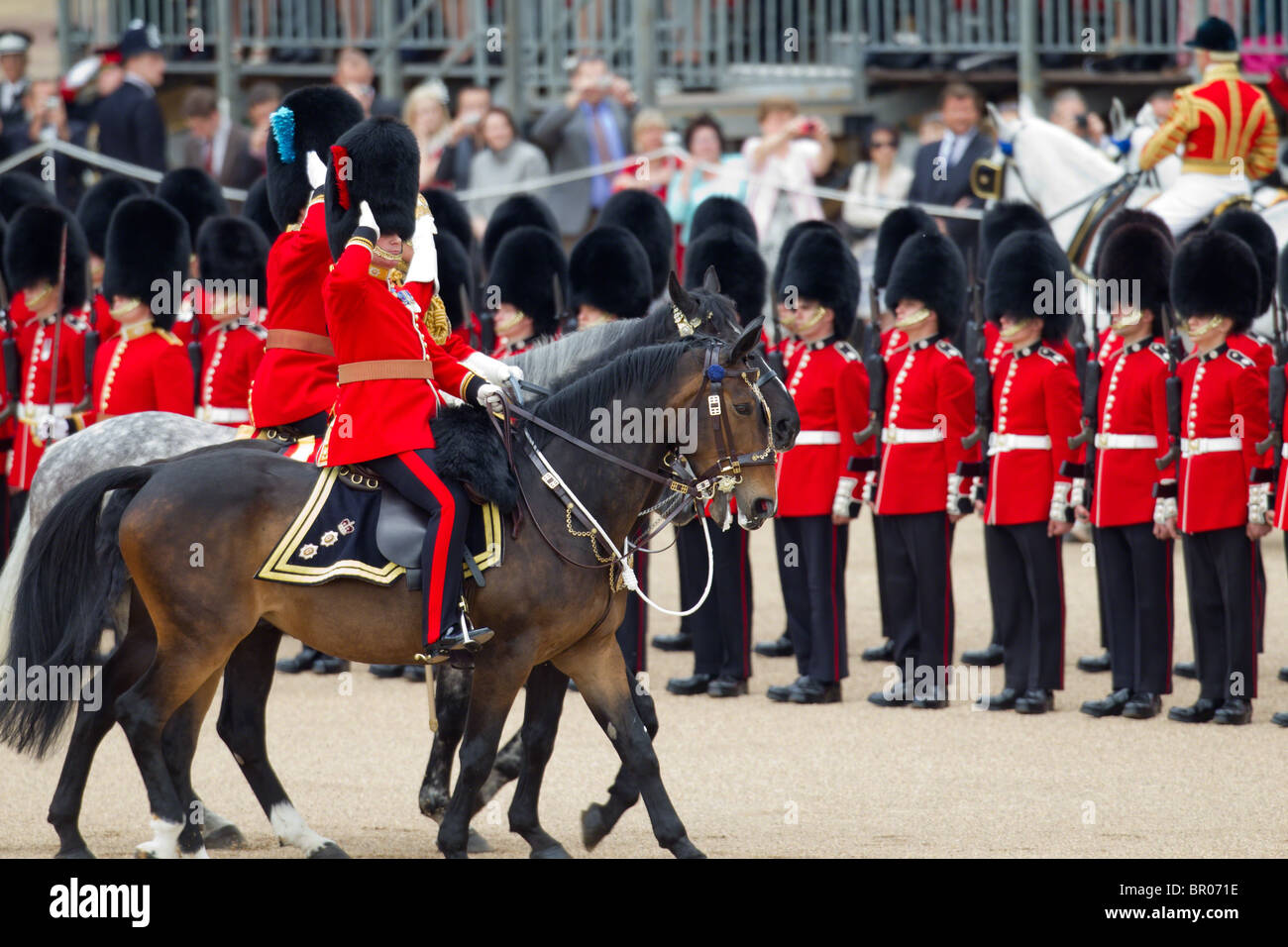 Non-Royal colonnelli di ispezionare la linea. "Trooping il colore' 2010 Foto Stock