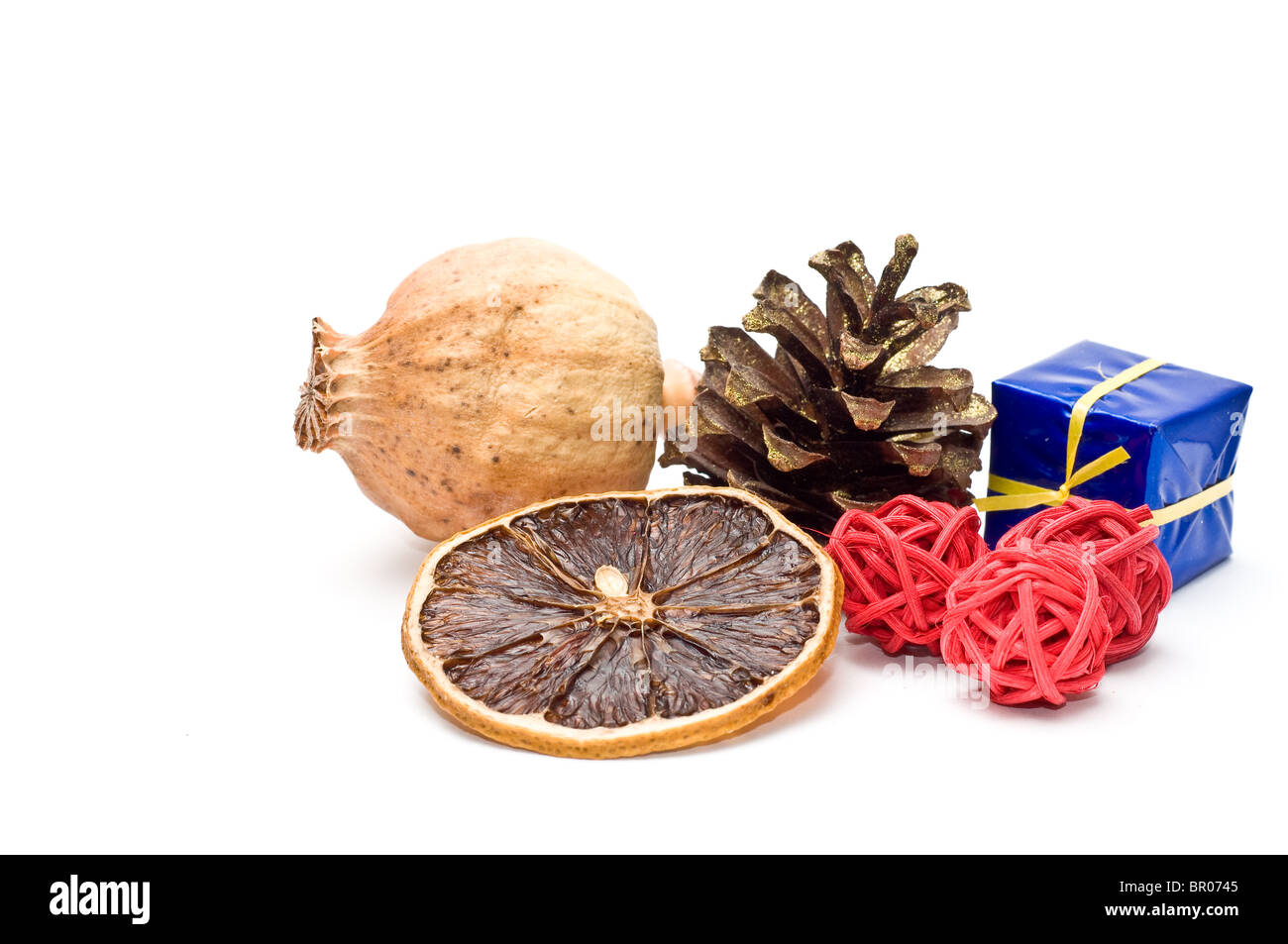 Frutta secca e decorazione di Natale isolato su bianco Foto Stock