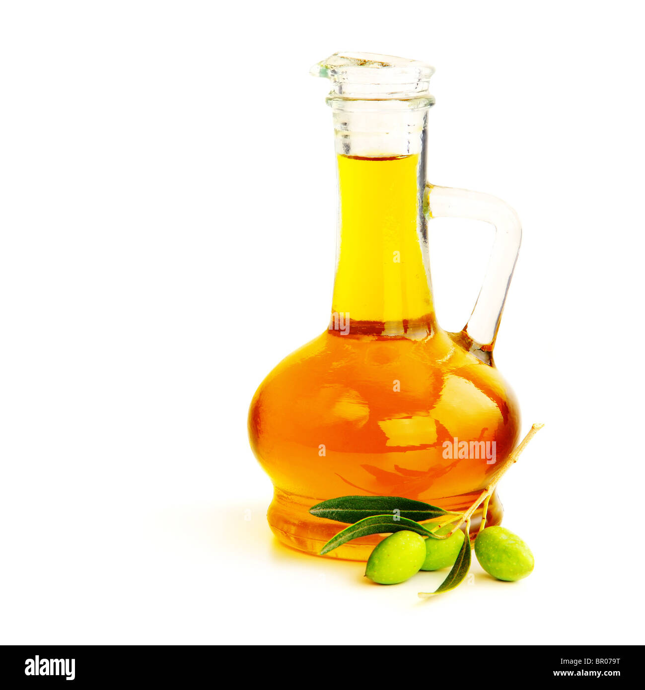 Fresco verde olive & olio isolati su sfondo bianco Foto Stock